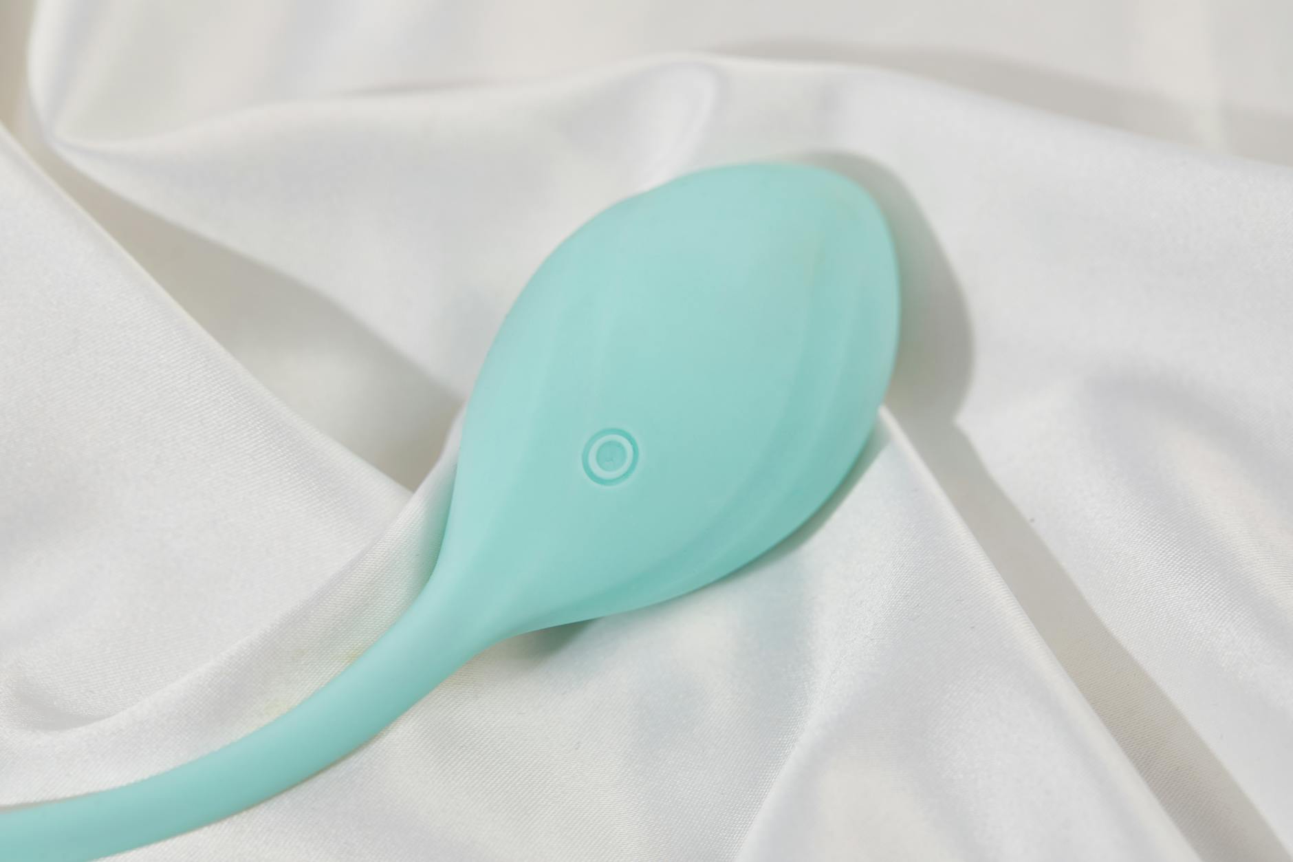 Vibromasseur citron sur tissu blanc - Photo par IFONNX Toys sur Pexels