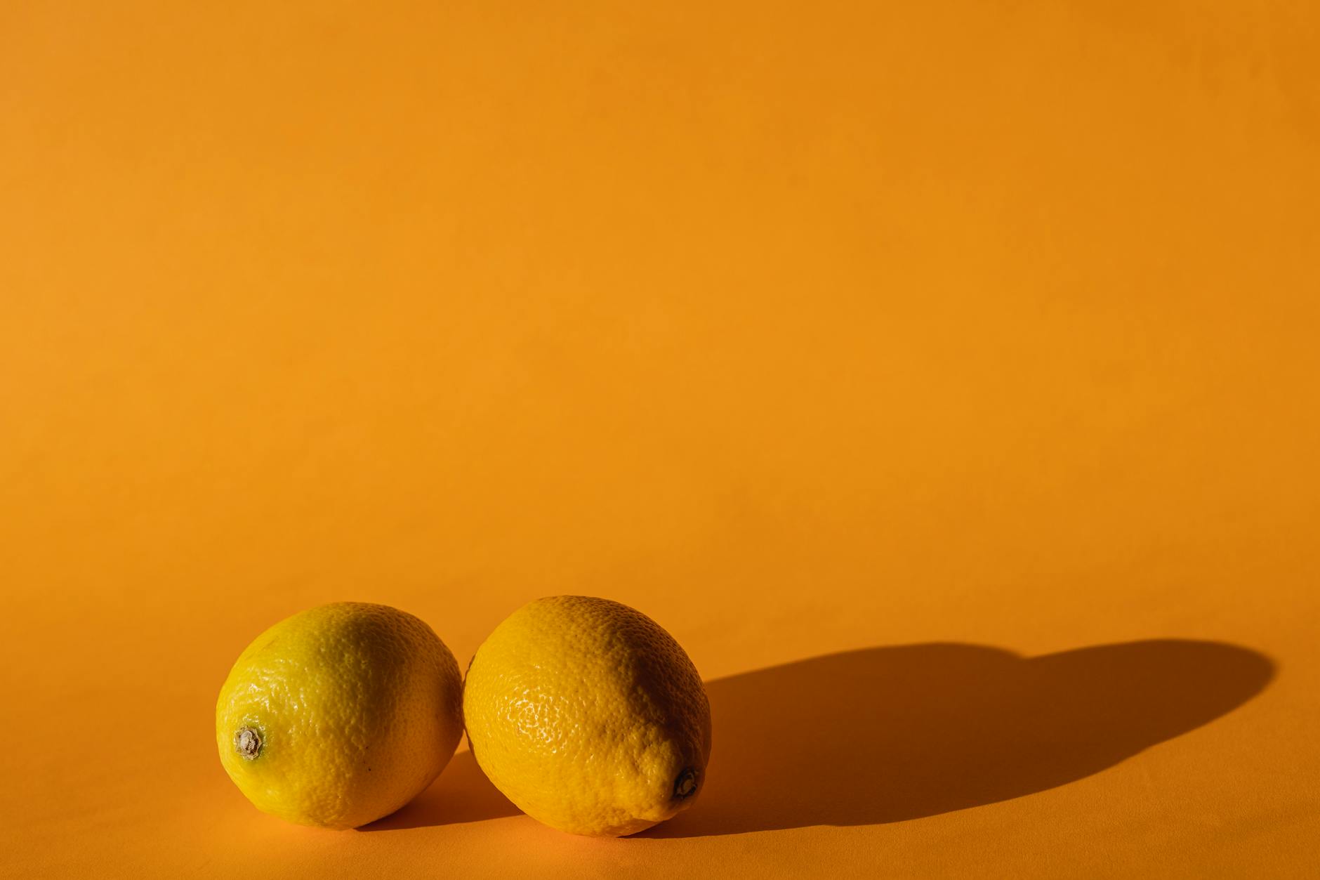 Citrons frais et vibrants sur un fond jaune lumineux en studio